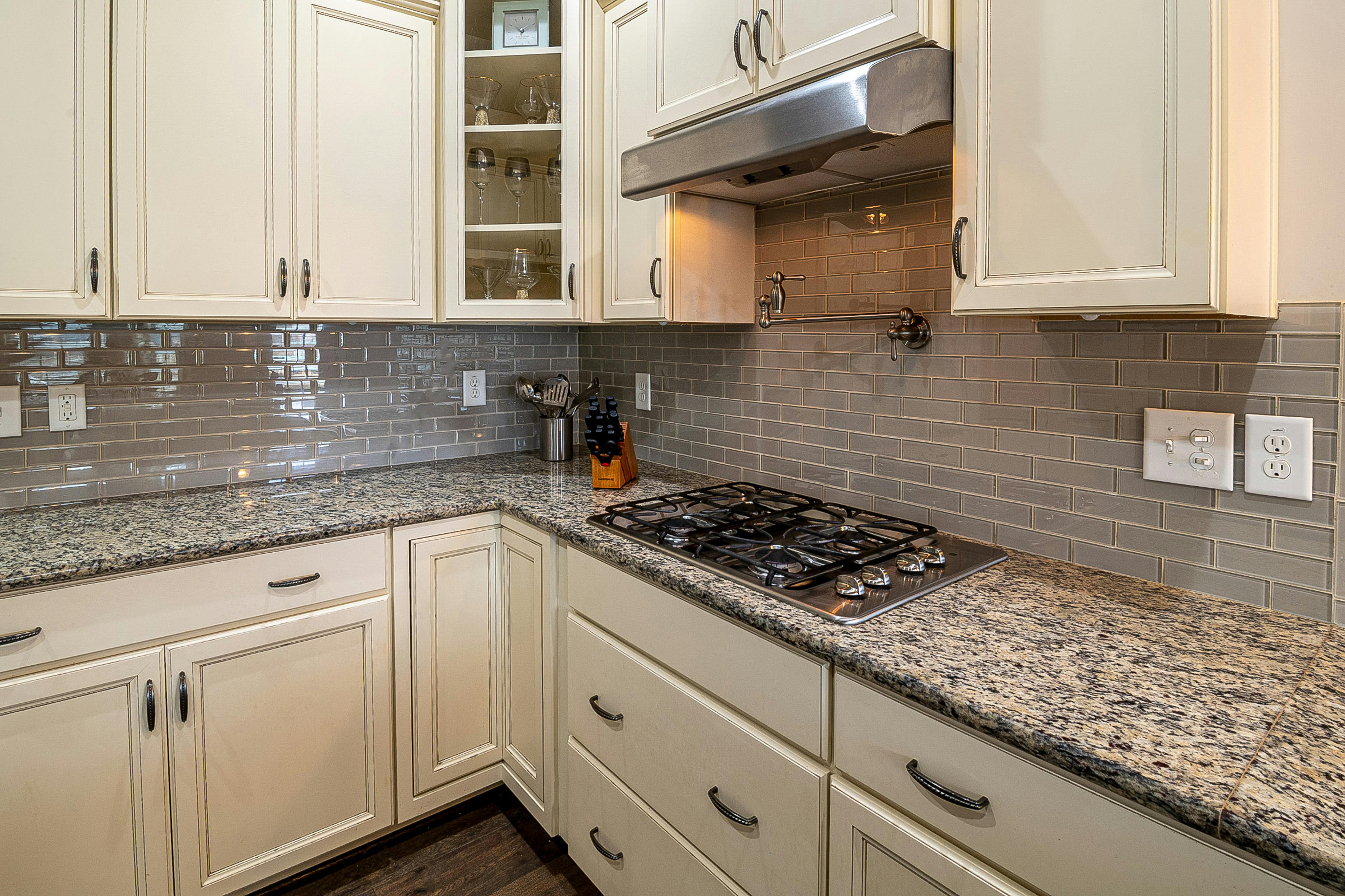 Kitchen & Cabinets